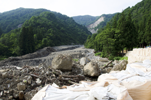 青倉地区の上流にある崩落現場